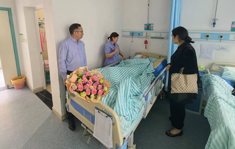 看望老同志800.jpg